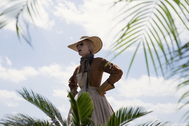 『どん底作家の人生に幸あれ！』 (C) 2019 Dickensian Pictures, LLC and Channel Four Television Corporation