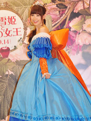 『白雪姫と鏡の女王』CMオピニオンに就任したAKB48・小嶋陽菜、