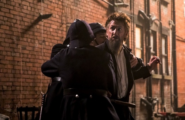 『博士と狂人』(C) 2018 Definition Delaware, LLC. All Rights Reserved.