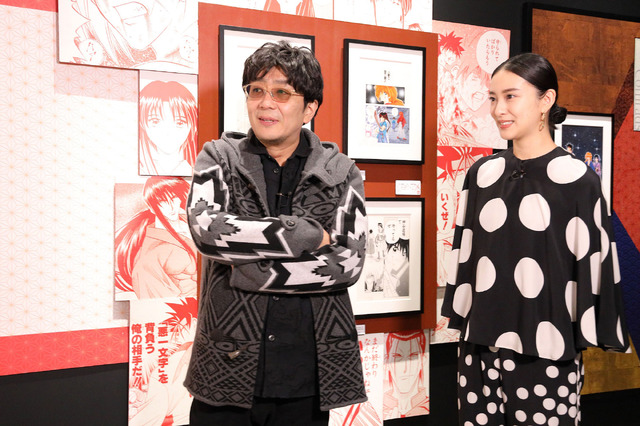 「25周年記念 るろうに剣心展」を武井咲&大友啓史監督が観覧(C)和月伸宏/集英社