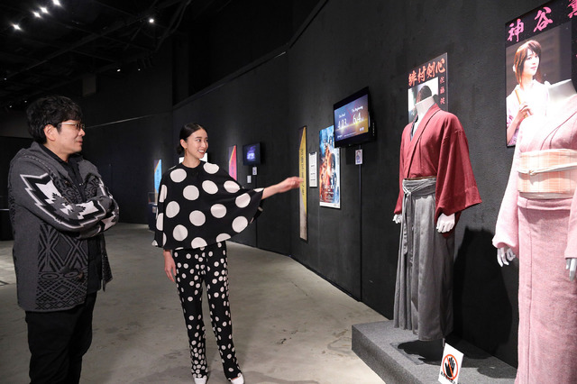 「25周年記念 るろうに剣心展」を武井咲&大友啓史監督が観覧(C)和月伸宏/集英社