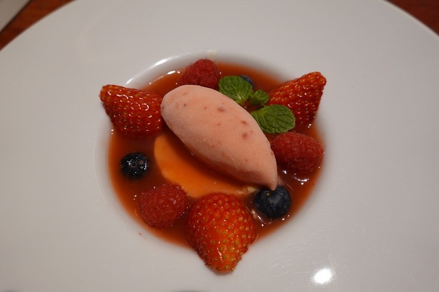 シェラトン・グランデ・トーキョーベイ・ホテルの“ストロベリー スイーツ＆ベーカリー”