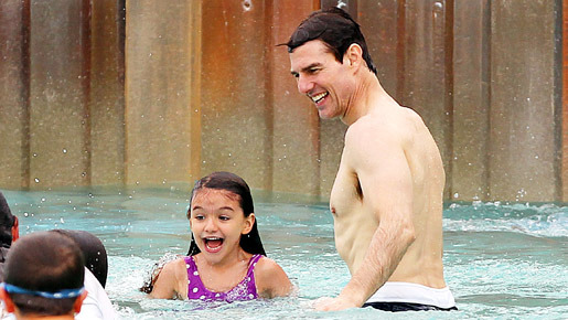 ディズニーのタイフーン・ラグーン・ウォーターパークでのトム・クルーズ＆娘スリ・クルーズ -(C) Splash/AFLO