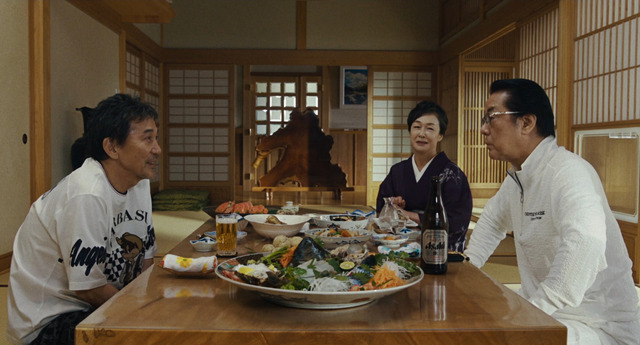『すばらしき世界』親分のご馳走（C）佐木隆三/2021「すばらしき世界」製作委員会