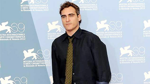 ホアキン・フェニックス、S・ジョーンズ監督最新作でコンピューターと恋に落ちる？