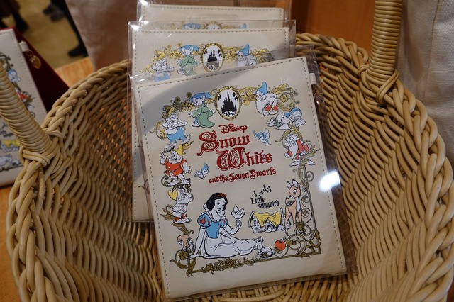 『白雪姫』モチーフのアイテム (C) Disney