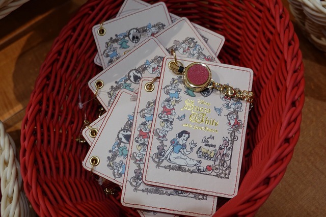 『白雪姫』モチーフのアイテム (C) Disney