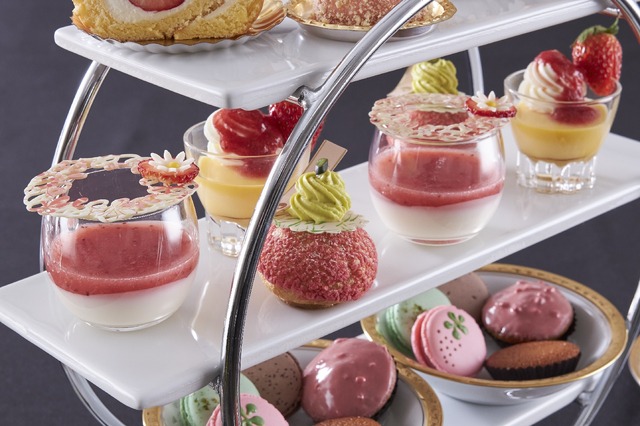 <いちごとピスタチオのシュークリーム>(画像右手前)<杏仁パンナコッタにいちごスープ>(画像左)<バニラ香るプリンをいちごソースで>(画像右奥)