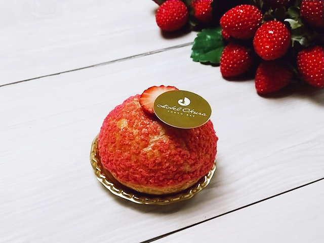 売店販売：＜いちごとピスタチオのシュークリーム＞