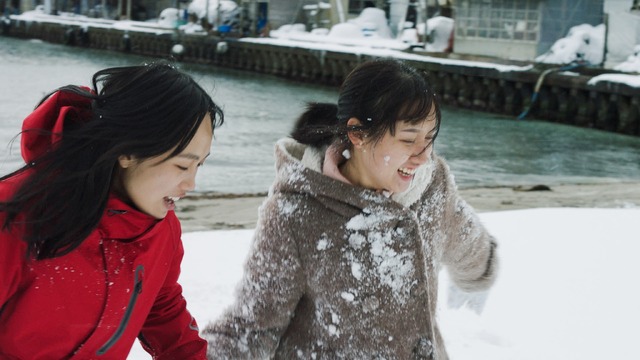 『海辺の彼女たち』　(C) 2020 E.x.N K.K. / ever rolling films