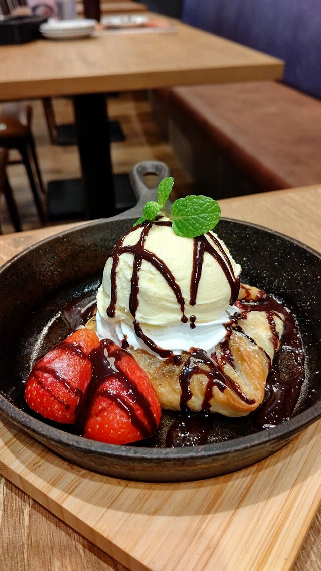 RED LOBSTER「トリプルベリーショコラパイ」税抜550円