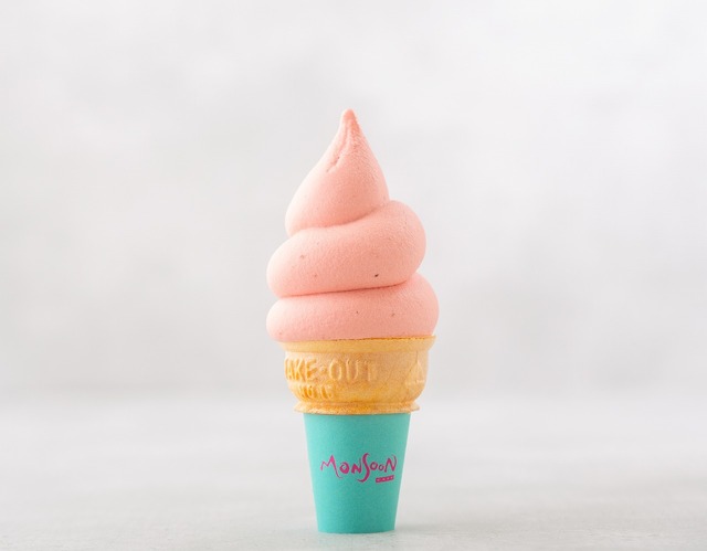 モンスーンカフェ【イクスピアリ店限定】「イチゴソフトクリーム」　税抜480円