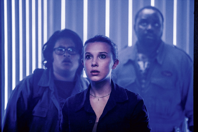 施設に潜入したマディソン達　『ゴジラvsコング』（C） 2021WARNER BROS. ENTERTAINMENT INC. & LEGENDARY PICTURES PRODUCTIONS LLC.