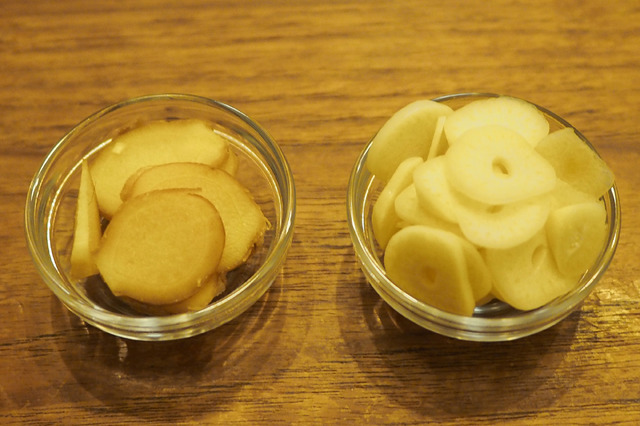 生姜とにんにくはスライス