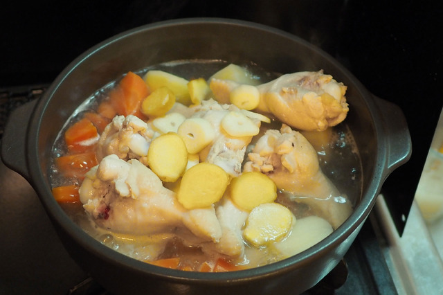 大きめにカットした野菜と鶏肉、そして生姜とにんにくをいれて煮込みます