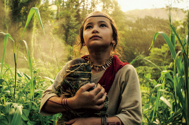 コングを見上げるジア　『ゴジラvsコング』（C） 2021WARNER BROS. ENTERTAINMENT INC. & LEGENDARY PICTURES PRODUCTIONS LLC.