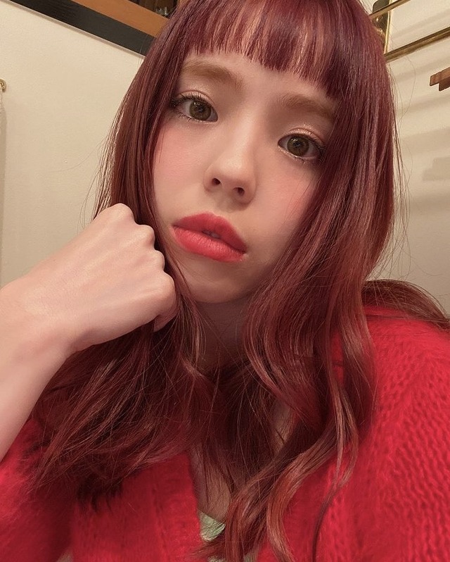 「ルビー・スパークス」のルビーのような赤髪ロングと、「パリ、テキサス」のジェーンのような赤のモヘアニット