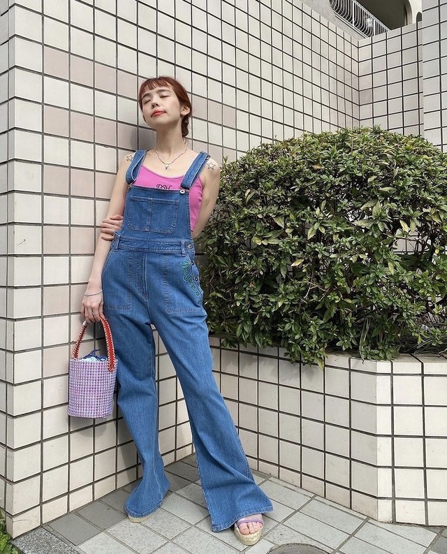 「ベティー・ブルー」のベティーのようなデニムのオーバーオールルック