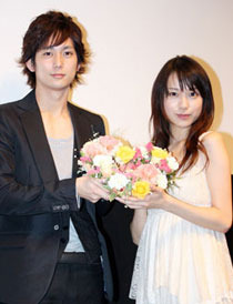 『さくらん』よりもカラフルでポップ『Presents〜うに煎餅〜』戸田恵梨香、平岡祐太初日舞台挨拶 サブ1