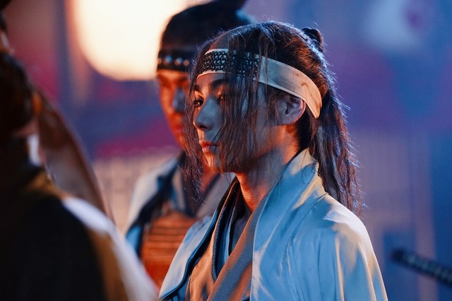 『るろうに剣心 最終章 The Beginning』新選組一番隊長・沖田総司と剣心のバトルシーン（C） 和月伸宏／ 集英社 （C）2020 映画「るろうに剣心　最終章 The Beginning」製作委員会