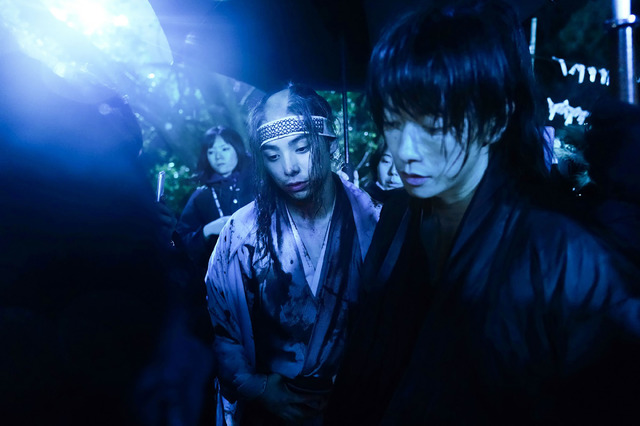 『るろうに剣心 最終章 The Beginning』新選組一番隊長・沖田総司と剣心のバトルシーン（C） 和月伸宏／ 集英社 （C）2020 映画「るろうに剣心　最終章 The Beginning」製作委員会