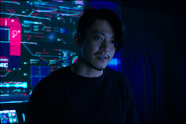 研究施設で自説を唱える蓮 『ゴジラvsコング』(C) 2021WARNER BROS. ENTERTAINMENT INC. & LEGENDARY PICTURES PRODUCTIONS LLC.