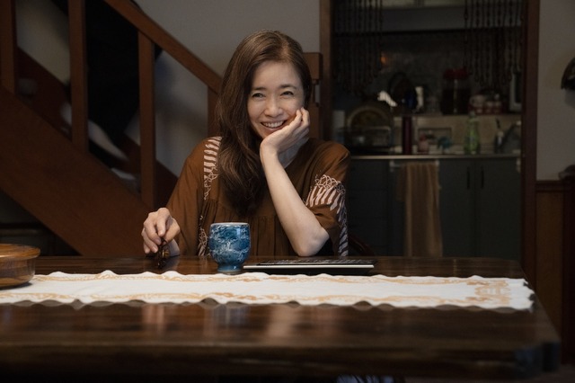 真由美（風吹ジュン）『先生、私の隣に座っていただけませんか？』（C）2021『先生、私の隣に座っていただけませんか？』製作委員会