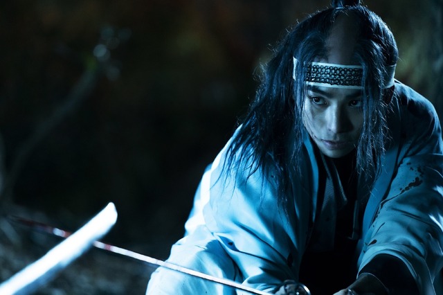 『るろうに剣心 最終章 The Beginning』新選組一番隊長・沖田総司と剣心のバトルシーン（C） 和月伸宏／ 集英社 （C）2020 映画「るろうに剣心　最終章 The Beginning」製作委員会