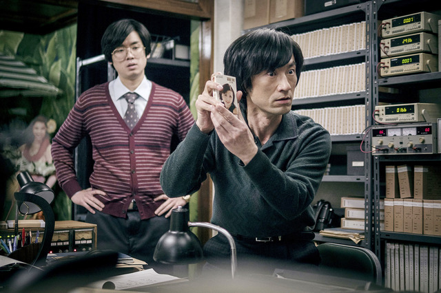 『偽りの隣人 ある諜報員の告白』 (C) 2020 LittleBig Pictures All Rights Reserved.