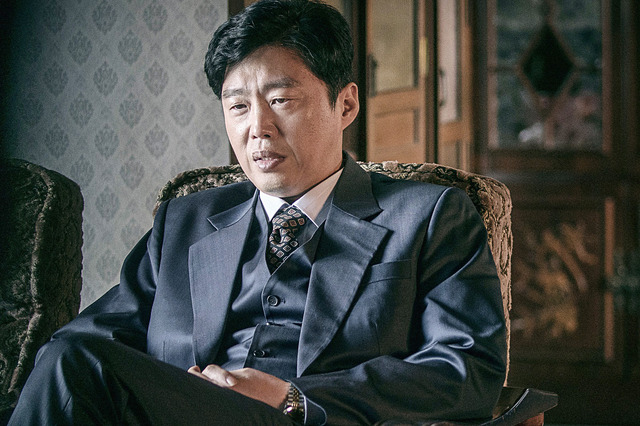 『偽りの隣人 ある諜報員の告白』 (C) 2020 LittleBig Pictures All Rights Reserved.