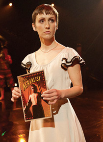 『シルク・ドゥ・ソレイユ 3D 彼方からの物語』 -(C) 2011 Cirque du Soleil Burlesco LLC. All Rights Reserved.