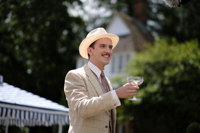 『ブライズ・スピリット～夫をシェアしたくはありません！』 (C) BLITHE SPIRIT PRODUCTIONS LTD 2020