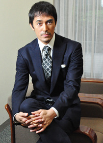 『カラスの親指』阿部寛／photo：Naoki Kurozu