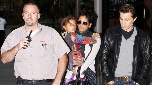 カリフォルニアでのハル・ベリー＆オリヴィエ・マルティネス＆娘・ナーラ -(C) FameFlynet／AFLO