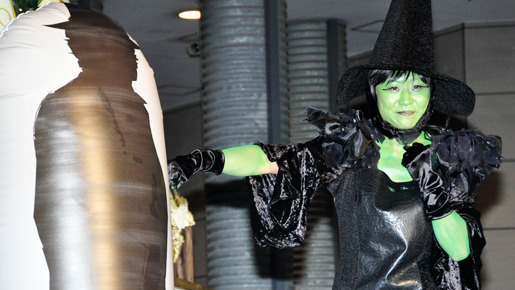 『オズ はじまりの戦い』オズツリー点灯式イベント（南海キャンディーズ・山崎静代）