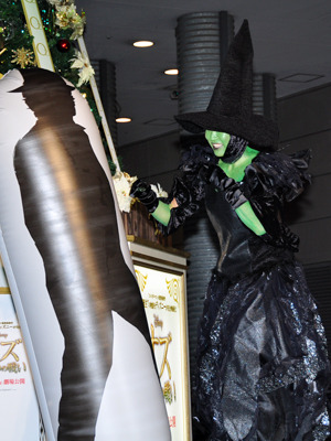 『オズ はじまりの戦い』オズツリー点灯式イベント（南海キャンディーズ・山崎静代）