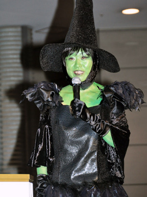 『オズ はじまりの戦い』オズツリー点灯式イベント（南海キャンディーズ・山崎静代）