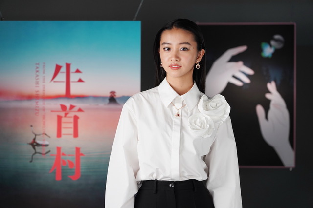 『牛首村』　（C）2022「牛首村」製作委員会　衣装：VALENTINO　ジュエリー：BVLGARI