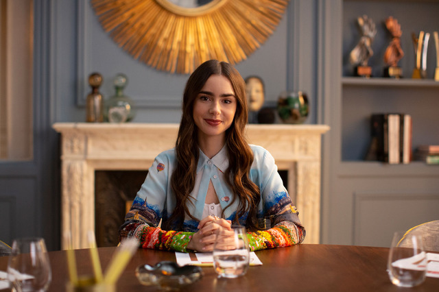 「エミリー、パリへ行く」EMILY IN PARIS (L to R) LILY COLLINS as EMILY in episode 101 of EMILY IN PARIS. Cr. CAROLE BETHUEL/NETFLIX © 2020