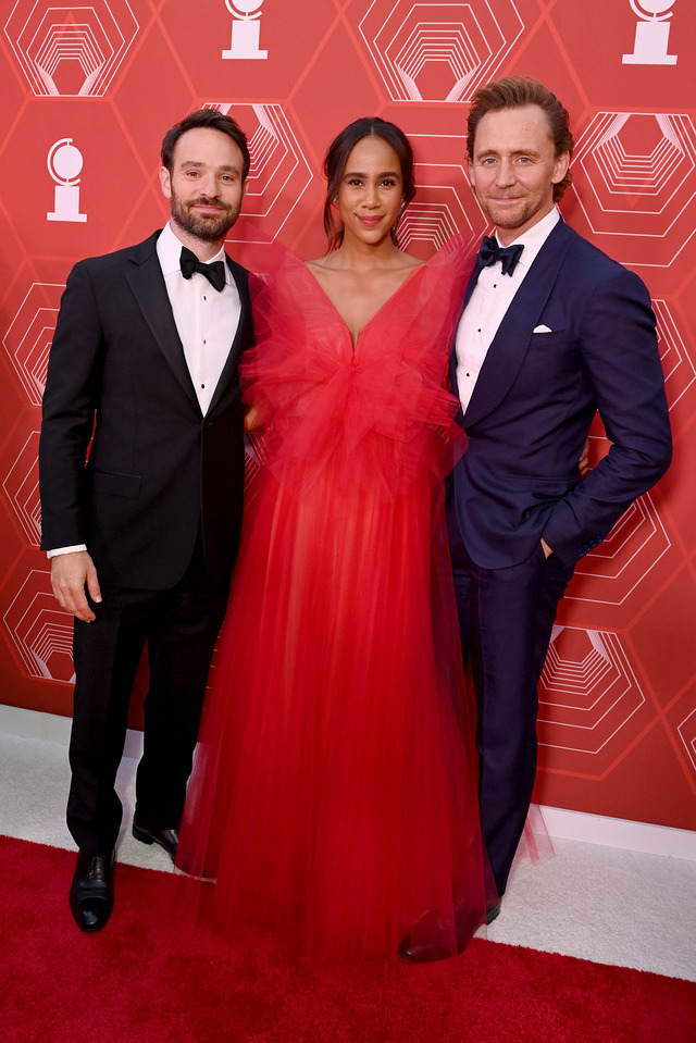 チャーリー・コックス、ザウィ・アシュトン、トム・ヒドルストン Photo by Bryan Bedder/Getty Images for Tony Awards Productions