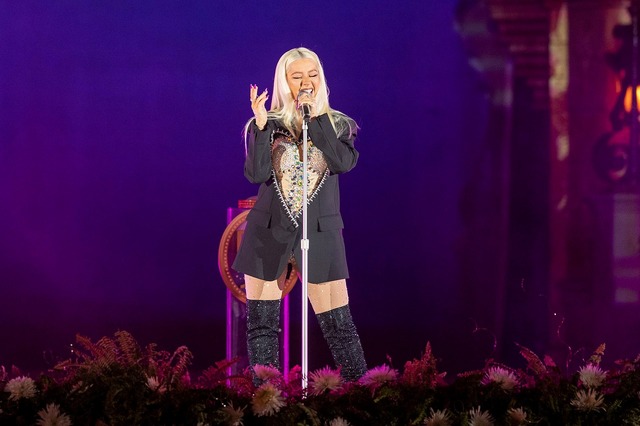 ディズニーソングを熱唱するクリスティーナ・アギレラ