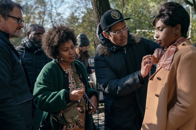 『リスペクト』(bg) Head Hairstylist Lawrence Davis(ctr l-r.) Costume Supervisor Munee Hayes, Costume Designer Clint Ramosand actor Jennifer Hudson on the set ofRESPECTA Metro Goldwyn Mayer Pictures filmPhoto credit: Quantrell D. Colbert (C) 2020 Metro-Goldwyn-Mayer Pictures Inc. All Rights Reserved