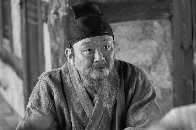 『茲山魚譜-チャサンオボ-』ユン・ギョンホ（C）2021 MegaboxJoongAng PLUS M & CINEWORLD. ALL RIGHTS RESERVED.