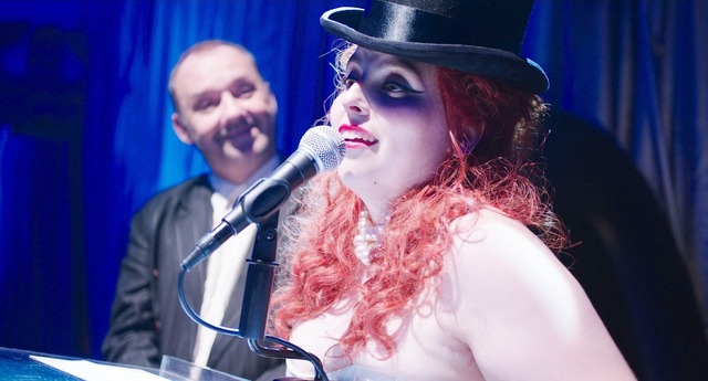 『ビルド・ア・ガール』（C） Monumental Pictures, Tango Productions, LLC, Channel Four Television Corporation, 2019