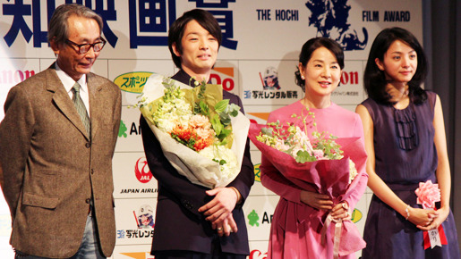 「第37回報知映画賞」表彰式（左から、木村大作＆森山未來＆吉永小百合＆満島ひかり）