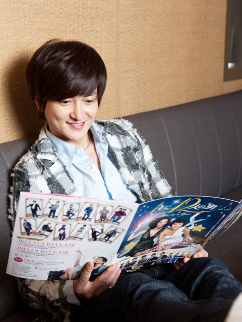 「1年に12人の男」（「超新星」グァンス） -(C) PONYCANYON INC.