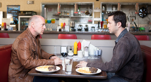 『LOOPER／ルーパー』 -(C) 2012 LOOPER DISTRIBUTION, LLC. ALL RIGHTS RESERVED