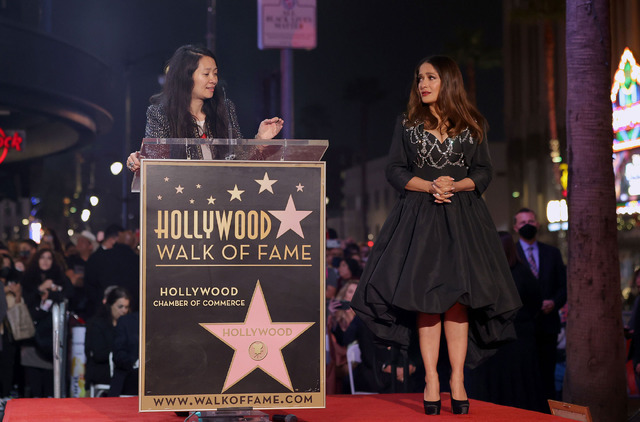 クロエ・ジャオ、サルマ・ハエック Photo by Emma McIntyre/Getty Images