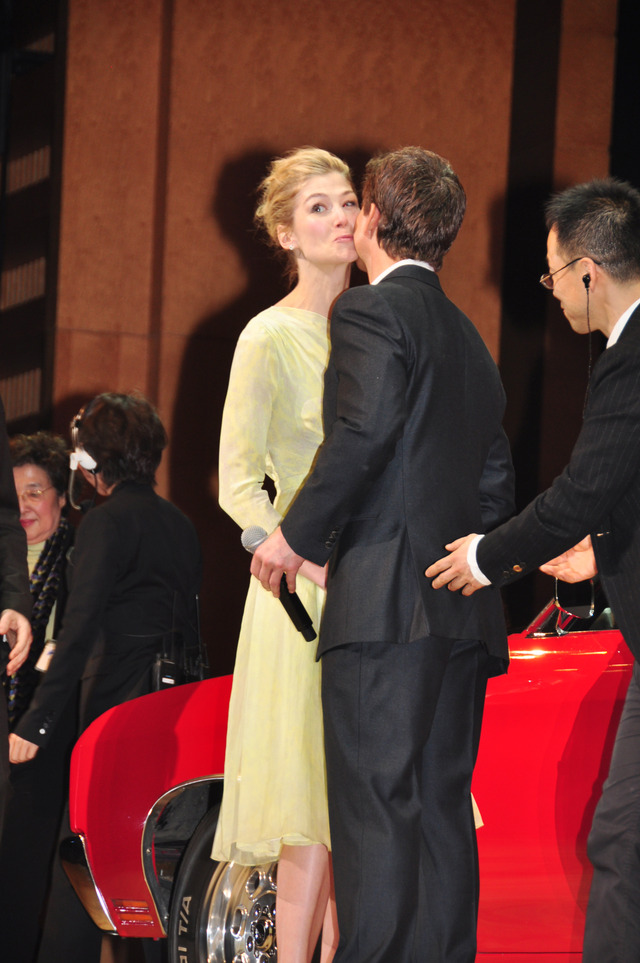 『アウトロー』ジャパン・プレミア舞台挨拶（トム・クルーズ、ロザムンド・パイク）