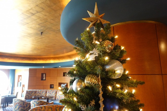 ディズニーアンバサダーホテルの素敵なクリスマス As to Disney artwork, logos and properties： (C) Disney
